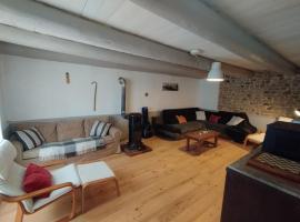 Maison de campagne, cottage，位于Saint-Genès-la-Tourette的酒店