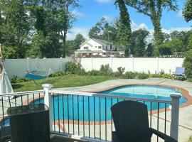 The Most Desired Summer Retreat with Private Pool Just 5 Minutes from the Beach，位于斯普林莱克的酒店