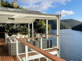 NINE at Berowra Waters, luxury waterfront with hot tub，位于Berrilee的酒店