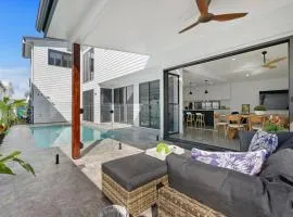 Black Wattle Beach House - just opposite the beach