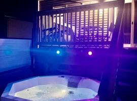 Modern Vac Home, private Hot tub, close to airport，位于蒙克顿的带热水浴缸的酒店