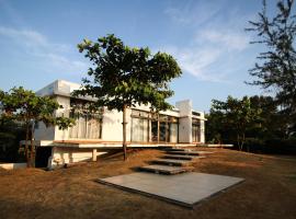 Hummingbird Beach House by EWA Properties，位于Manjeshwara的酒店
