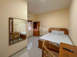 Ndalem Joglo Kawijayan Syariah Mitra RedDoorz，位于Kadipiro的酒店