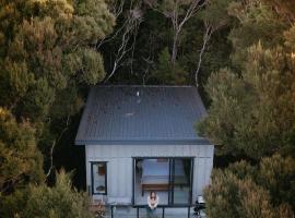 Treehouse Hideaway at Rekindle Tree houses，位于Opua的酒店