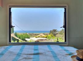 Countryside, beach view glamping caravan，位于HaBonim的度假屋