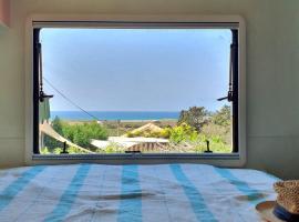 Cozy Seaview Glamping Caravan，位于HaBonim的酒店