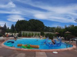 Relais du Salagou - Chalets climatisés proche Lac du Salagou，位于Le Bosc的度假屋