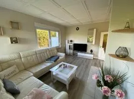 Schickes Ferienhaus, freistehend, direkte Waldlage, Terrasse, Garten, WLAN