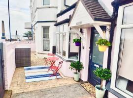 Bexhill Stunning 2 bedroom Sea Front Bungalow，位于贝克斯希尔的酒店