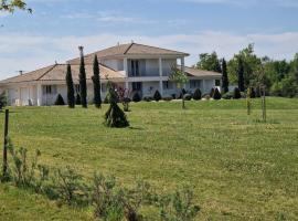 Les Fontenelliers luxury 5 star villa，位于Le Pizou的酒店