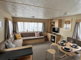 8 Berth Holiday Home at St Osyth Holiday Park，位于Saint Osyth的酒店