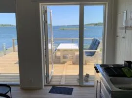Bryggstuga med privat bastu