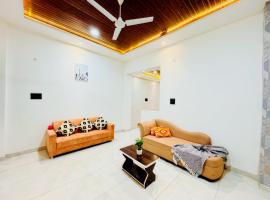 Home Escape Azure 3BHK Bunglow Near Apollo DB City，位于印多尔的酒店