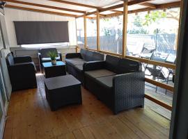 Camping les Arbouses - La belle vie - Mobil home 6-8 pers clim terrasse plancha，位于勒卡斯特雷特的酒店