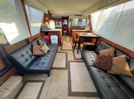 60ft Stationary House Boat，位于New Baltimore的酒店