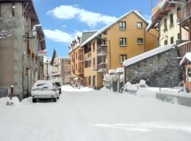 Studio a Aiguilles a 5 km des pistes，位于艾吉耶Clot Lapin Ski Lift附近的酒店