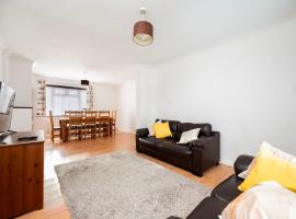 Charming 3BR House in Greenford with Garden，位于格林福德的酒店