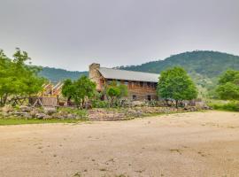 Rural Texas Villa with Hot Tub - Horses Welcome!，位于Tarpley的酒店
