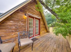Chic Tree House Studio about 24 Mi to Bandera!，位于Tarpley的酒店
