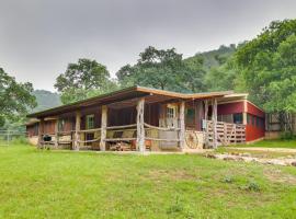 Rural and Horse-Friendly Cabin about 24 Mi to Bandera!，位于Tarpley的酒店