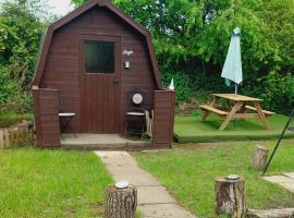 Rum Bridge 'Hazels' Pet Friendly Glamping Pod，位于克莱尔的酒店