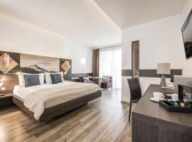 zum Senner Suites Zillertal，位于施利特尔斯的高尔夫酒店