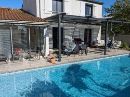 Teresa Beauté - grande maison 4 chambres proche La Rochelle Ile de Ré avec piscine，位于佩里尼的酒店