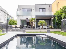 Luxury Vienna 6BR-4BA Villa with Private Pool & Sauna - Pets allowed，位于维也纳的别墅