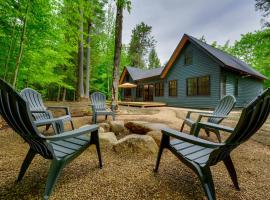 Secluded Wilmington Cabin with Fire Pit and Grill!，位于威尔明顿的酒店