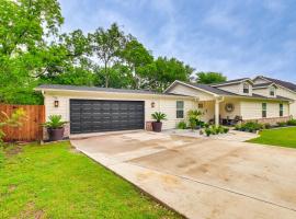 3 Mi to Lake Ray Roberts Luxe Pilot Point Home，位于Pilot Point的酒店