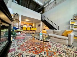 Swanky Loft Near Kings Island, Brewery, Bike Trail，位于Maineville的酒店