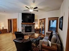 Beautiful 2BR in River Run - Kids Ski Free! condo