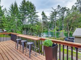 Anderson Island Home with Deck Steps to Lake!，位于Johnson Landing的酒店