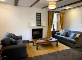 Historical North Cottage in Old Deer，位于Old Deer的酒店