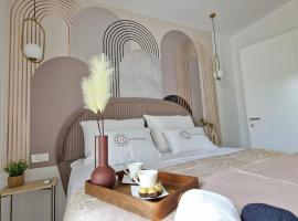 Luxury apartment Terracotta Sun with private Jacuzzi and Garden，位于诺瓦利娅的带按摩浴缸的酒店