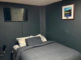 Fidelia Crystal Room, Queen Bed minutes from Newark Liberty International Airport and Newark Penn Station，位于欧文顿的酒店