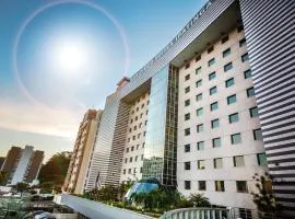 伊帕廷加圣地亚哥套房酒店