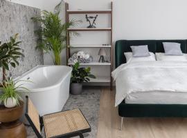 PLENTO g APARTAMENTAI BIRŽUOSE，位于比尔扎伊的带热水浴缸的酒店