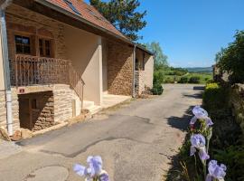 La Saugeraie - Renovated cottage for 2 in historic village，位于Burnand的酒店