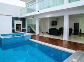 CA1 - Casa completa con Piscina e hidromasajes，位于卢林的酒店