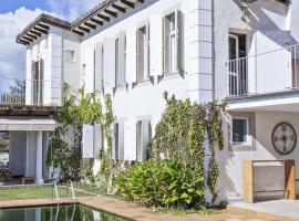 Casa de lujo con piscina, pádel y BBQ，位于坎德莱达的酒店