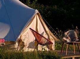 Ingerichte Boho, Indian of Tropical Bell Tent met alpaca's，位于Paasloo的豪华帐篷营地