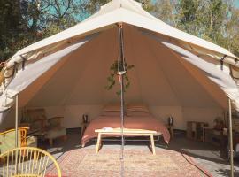 Bell Tent Deluxe met Hot-tub，位于Nederweert-Eind的豪华帐篷