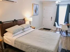 Cozy Studio - Walk to the Beach!