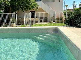 Charmante villa rénovée avec piscine，位于蒙特利马尔的度假屋