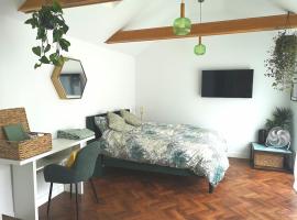 Stylish apartment in Horsham with parking and own entrance，位于霍舍姆的酒店