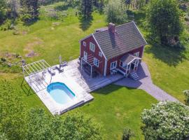 4 Bedroom Stunning Home In N&auml;rkesberg，位于N&auml;rkesberg的带泳池的酒店