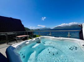 Loch Linnhe Waterfront Lodges with Hot Tubs，位于格伦科的度假屋