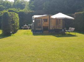 Ingerichte caravan met voortent op camping Westenenk，位于Wijster的酒店