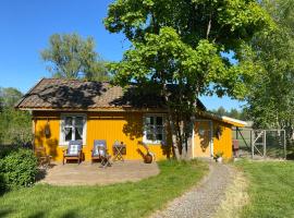 Farm stay in cozy cabin at Vestre Kinn，位于&Oslash;rje的木屋